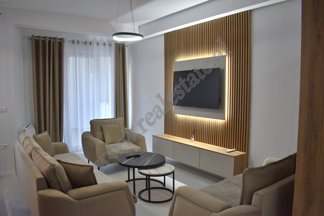 Apartament 2+1 me qira ne tek Kompleksi River Residence, ne zonen e Astirit ne Tirane.
Pozicionohet